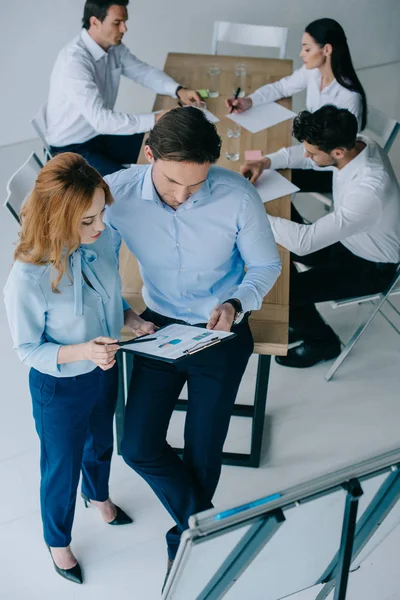 Vue Grand Angle Des Collègues Entreprise Qui Discutent Pendant Formation — Photo