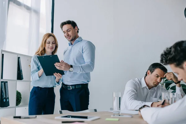 Porträtt Grupp Affärsmän Som Arbetar Kontor — Stockfoto