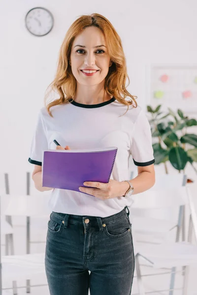 Porträtt Leende Affärskvinna Casual Kläder Med Anteckningsboken Händerna Utbildning Affärsidé — Stockfoto