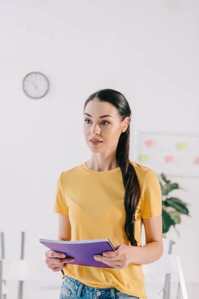 Portrait Businesswoman Casual Clothing Notebook Hands Business Training Concept — Stock Photo, Image