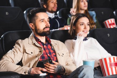 seçici odak noktası dijital kamerayla çekim yapmak ve sinemada arkadaşla film izlemek.