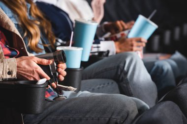 Sinemada dijital kamerayla çekilen adam görüntüsü