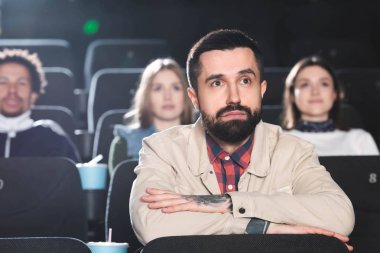 Sinemada film izleyen yakışıklı adamın seçici odağı 