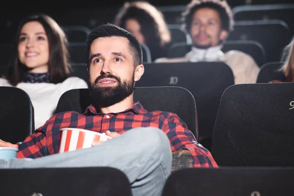 Enfoque Selectivo Del Hombre Guapo Sosteniendo Palomitas Maíz Viendo Películas — Foto de Stock