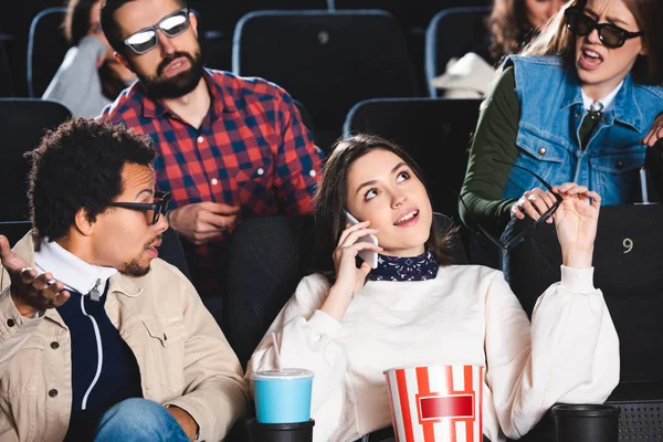 Attraktive Frau Smartphone Gespräch Und Multiethnische Freunde Kino — Stockfoto