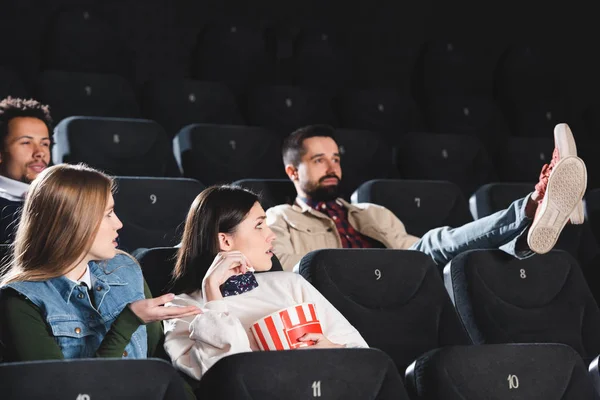 Multikulturelle Venner Med Popcorn Ser Dårligt Manerer Mand Biograf - Stock-foto