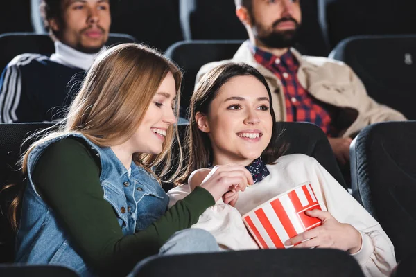 Foco Seletivo Amigos Sorridentes Com Pipocas Assistindo Filme Cinema — Fotografia de Stock