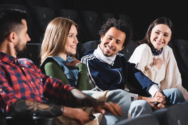 Selektiver Fokus Multikultureller Freunde Die Kino Lächeln Und Reden — Stockfoto