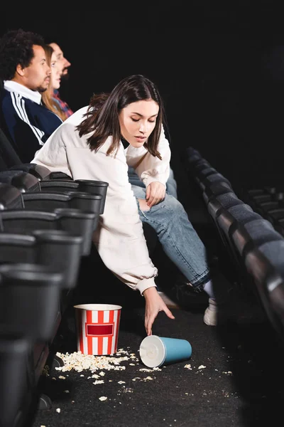 Ελκυστική Γυναίκα Λαμβάνοντας Χάρτινο Κύπελλο Σόδα Από Πάτωμα Στον Κινηματογράφο — Φωτογραφία Αρχείου