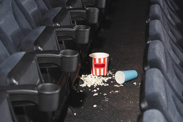 Enfoque Selectivo Palomitas Maíz Taza Papel Con Soda Suelo Cine —  Fotos de Stock