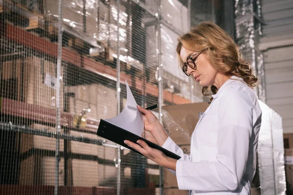 Concentrated Storekeeper Looking Papers Clipboard Warehouse — Stock Photo, Image