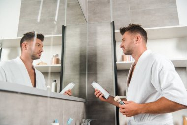 Tıraş köpüğü olan yakışıklı bir adam.