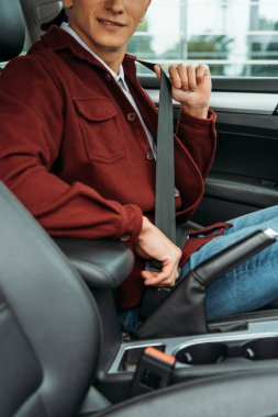 Otomatik emniyet kemeri takan gülümseyen adamın görüntüsü.