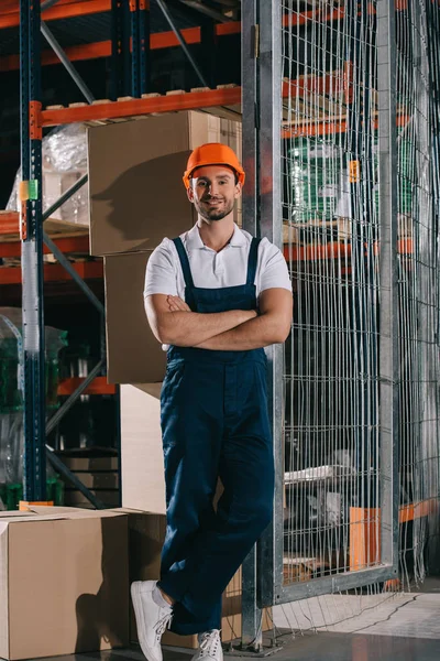 Schöner Lagerarbeiter Lächelt Die Kamera Während Mit Verschränkten Armen Neben — Stockfoto