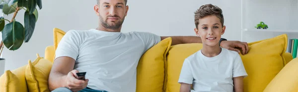 Plano Panorámico Padre Guapo Feliz Hijo Viendo Televisión Casa —  Fotos de Stock