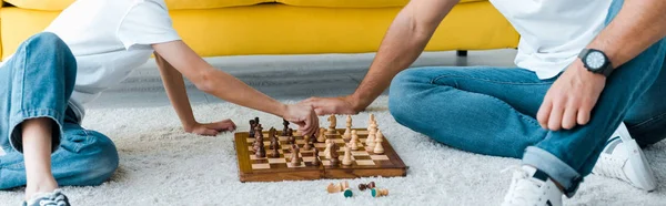 Panoramaaufnahme Von Vater Und Sohn Beim Schachspielen Auf Teppich — Stockfoto