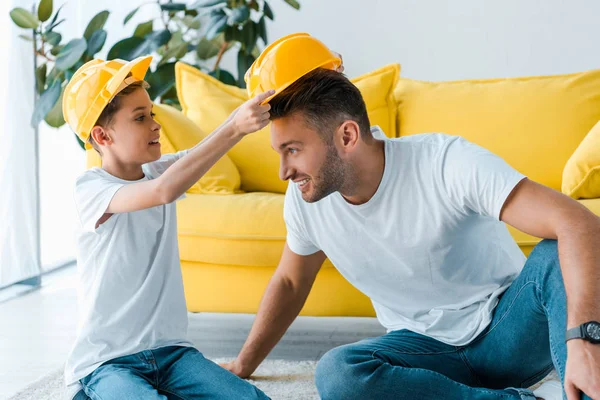 Filho Feliz Usando Capacete Segurança Pai Casa — Fotografia de Stock