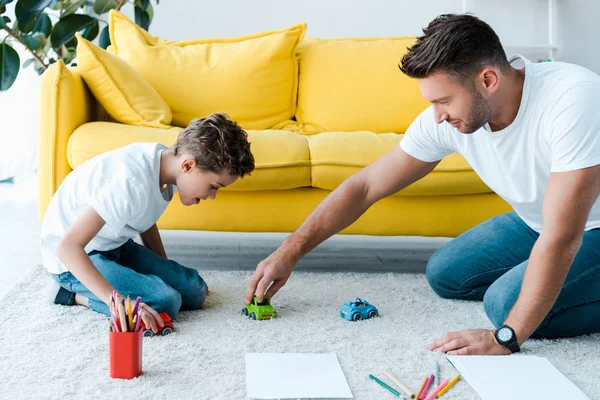 Filho Feliz Bonito Pai Brincando Com Carros Brinquedo Tapete — Fotografia de Stock