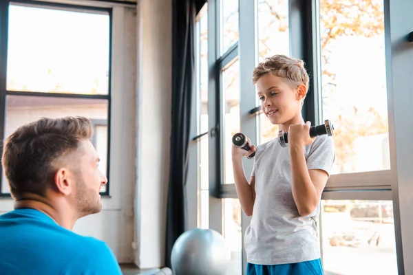 Enfoque Selectivo Feliz Padre Mirando Hijo Pesas Pesas Pesas — Foto de Stock