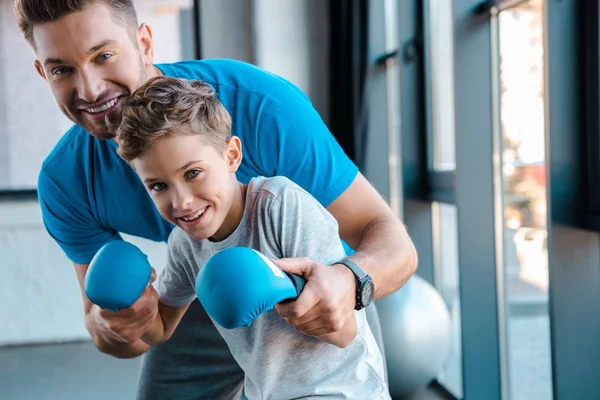 Feliz Padre Tocando Manos Lindo Hijo Guantes Boxeo —  Fotos de Stock