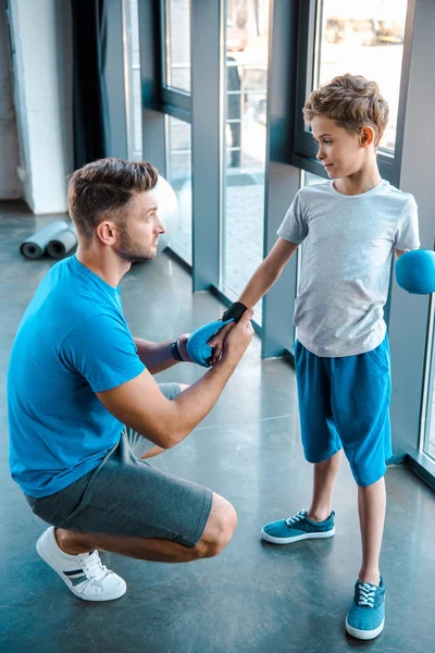 Beau Père Portant Gant Boxe Sur Fils Mignon — Photo