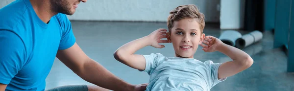 Plano Panorámico Del Padre Cerca Niño Feliz Haciendo Ejercicio Gimnasio —  Fotos de Stock