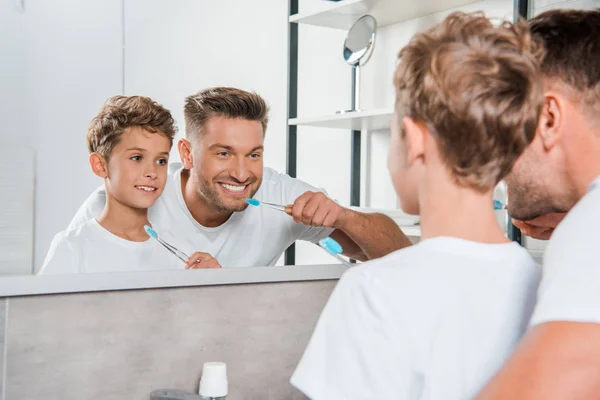 Selectieve Focus Van Gelukkig Kind Vrolijke Vader Poetsen Tanden Badkamer — Stockfoto