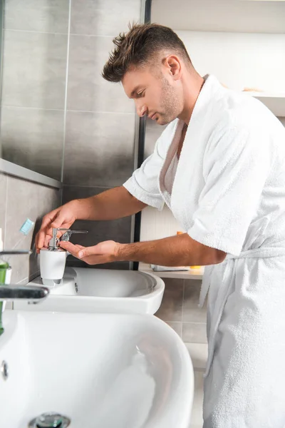 Selective Focus Handsome Man Bathtub Standing Cupped Hand Bathroom Sink — Stock Photo, Image