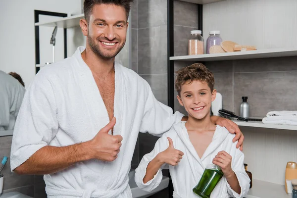 Gelukkig Vader Vrolijk Zoon Tonen Duimen Omhoog Badkamer — Stockfoto