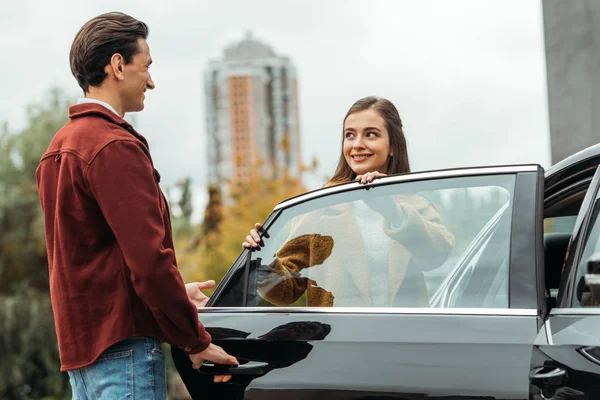 Sorridente Tassista Apertura Porta Auto Donna — Foto Stock