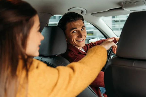 Selektivt Fokus För Ung Kvinna Som Pekar Väg För Taxichaufför — Stockfoto