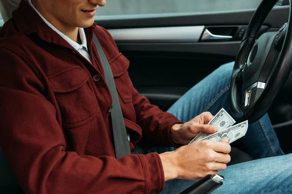 Elinde Dolar Banknotları Tutan Gülümseyen Taksi Şoförünün Görüntüsü — Stok fotoğraf