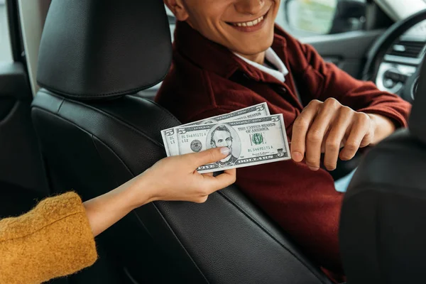 Vista Cortada Mulher Dando Dinheiro Para Motorista Táxi — Fotografia de Stock