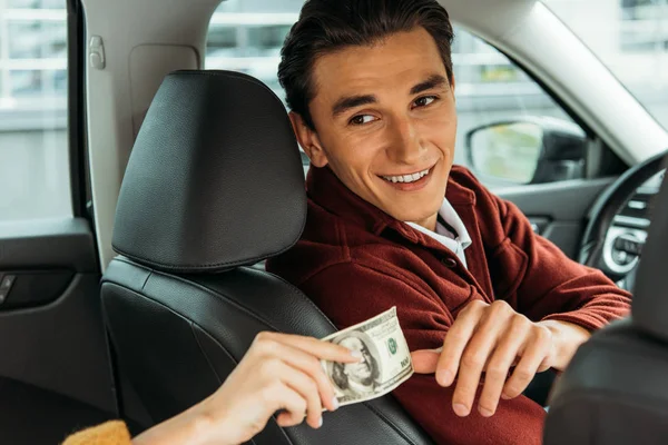 Sonriente Taxista Tomando Efectivo Mano Mujer —  Fotos de Stock