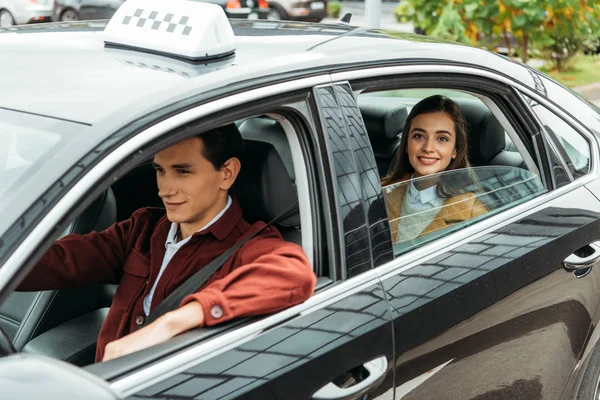 Passeggero Donna Sorridente Alla Macchina Fotografica Mentre Uomo Guida Taxi — Foto Stock