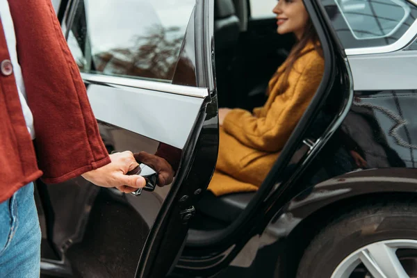 Enfoque Selectivo Del Taxista Que Abre Puerta Del Coche Para — Foto de Stock