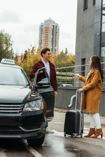 Kvinna Med Resväska Pratar Med Taxichaufför Bredvid Bil — Stockfoto