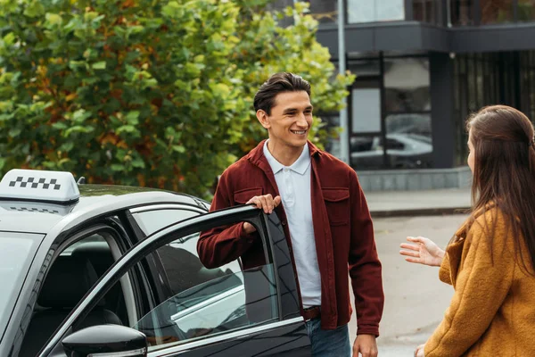 Mulher Conversando Com Motorista Táxi Sorridente Lado Carro — Fotografia de Stock