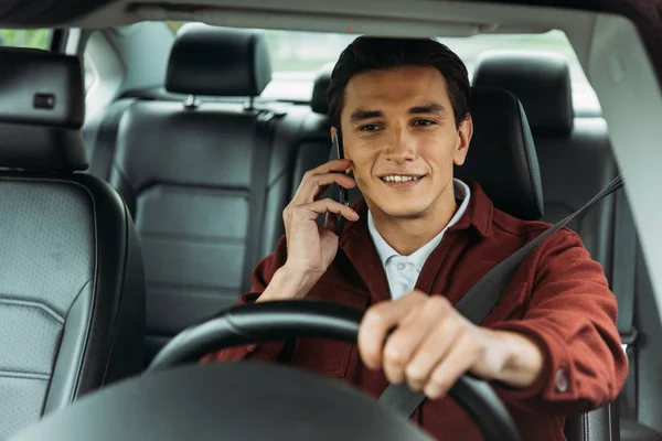 Sorrindo Homem Falando Smartphone Enquanto Dirige Carro — Fotografia de Stock