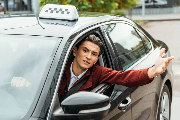 Upset Taxi Driver Leaning Out Car Window Gesturing — Stock Photo, Image