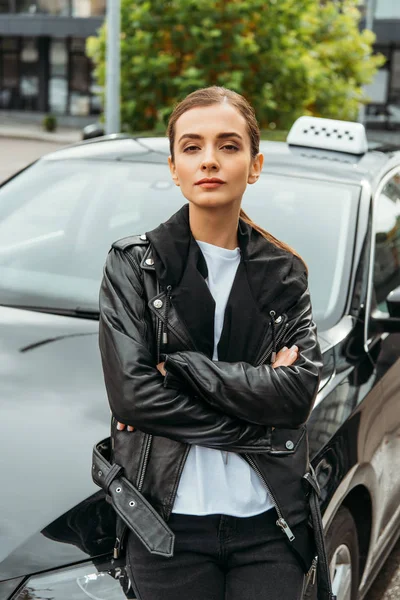 Mujer Joven Taxista Mirando Cámara Lado Del Coche — Foto de Stock