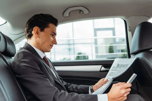 Businessman Holding Newspaper Smartphone Taxi — Stock Photo, Image