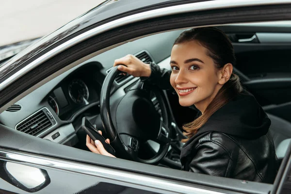 Sorrindo Motorista Táxi Feminino Segurando Smartphone Carro — Fotografia de Stock