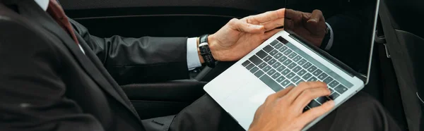 Arabada Boş Ekranlı Dizüstü Bilgisayar Kullanan Işadamının Görüntüsü Panoramik Çekim — Stok fotoğraf