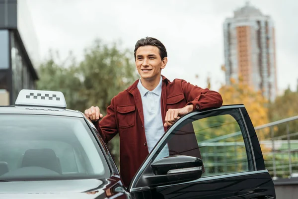 Motorista Táxi Sorridente Lado Porta Carro Aberto — Fotografia de Stock