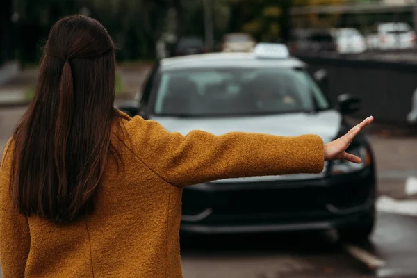 Visão Traseira Mulher Pegar Táxi Rua — Fotografia de Stock