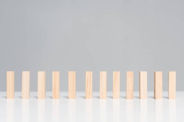 Gri üzerinde izole edilmiş tahta bloklar kopyalama alanı ile