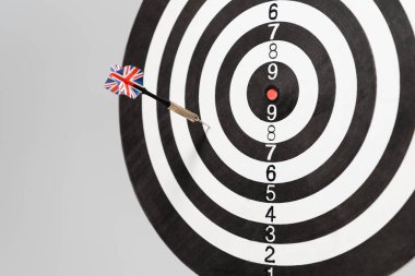 Dart tahtasındaki dart okları kopyalama alanı ile gri üzerine izole edilmiş.