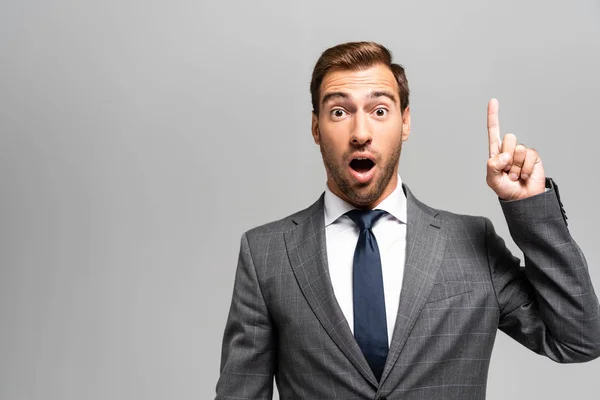 Handsome Shocked Businessman Suit Showing Idea Sign Isolated Grey — ストック写真