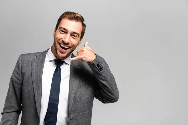 Bello Sorridente Uomo Affari Abito Mostrando Chiamano Segno Isolato Grigio — Foto Stock